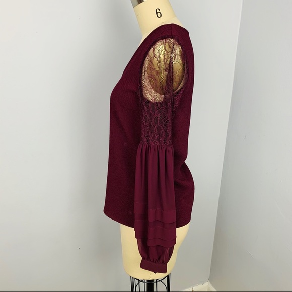 Express V-Neck Lace Sleeve Talk - Picture 2 of 8